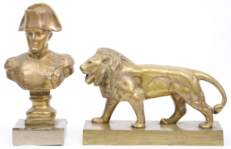 Twee beelden van brons, bestaande uit een buste van Napoleon en een leeuw.