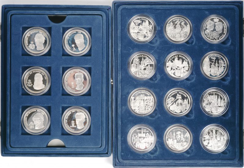 Twee etuis met Sterlingzilveren munten m.b.t. de koninklijke familie. Uitg. Koninklijke Munt van België.