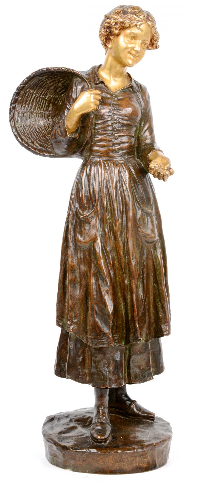 “Vrouw met mand”. Een bronzen beeld met tweekleurig patina. Gesigneerd.