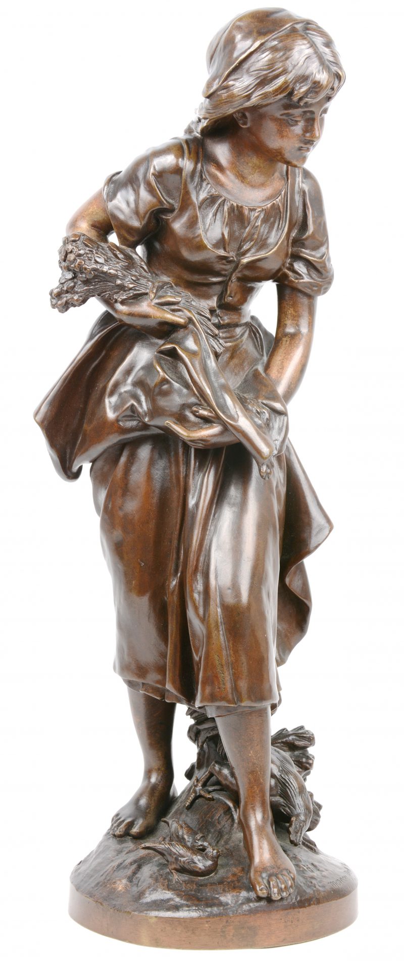 “Meisje met kip en duiven”. Een bronzen beeld. Gesigneerd ‘Hors concours’.