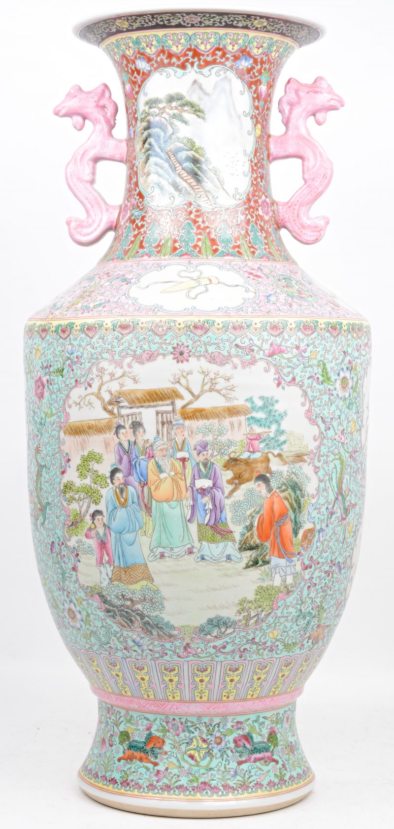 Een vaas van Chinees porselein met een famille-rosedecor, met een meerkleurig decor van personages, bloemen en fantasiedieren.