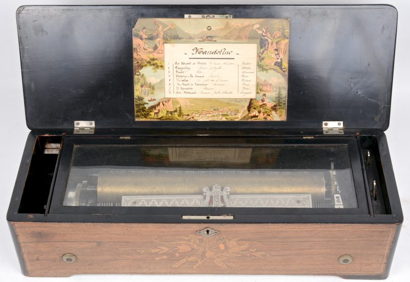Een Zwitserse cilindermuziekdoos “Mandoline” met acht melodieën. In kist, versierd met marquetterie.