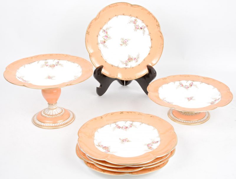 Engels porseleinen gebakservies met twee cake stands en 5 borden met een bloemendecor.