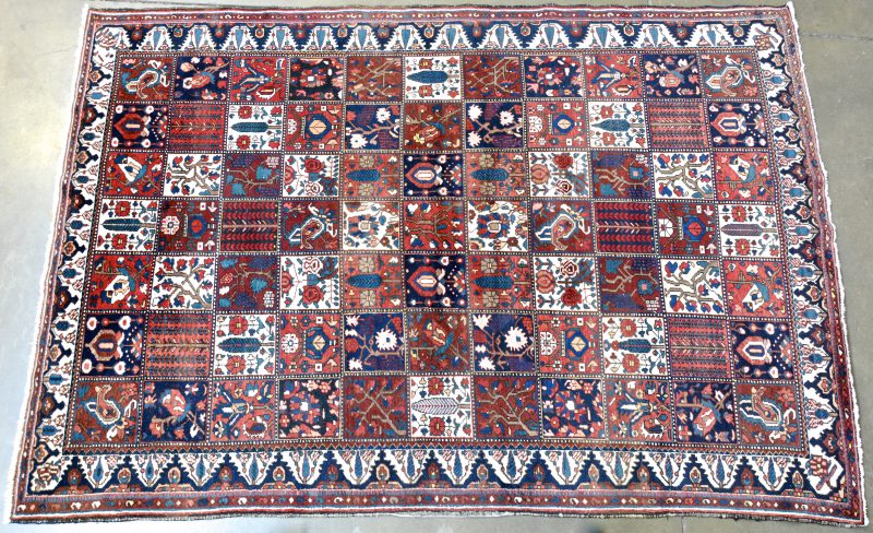 Een handgeknoopt Perzisch wollen tapijt met 77 vlakken.