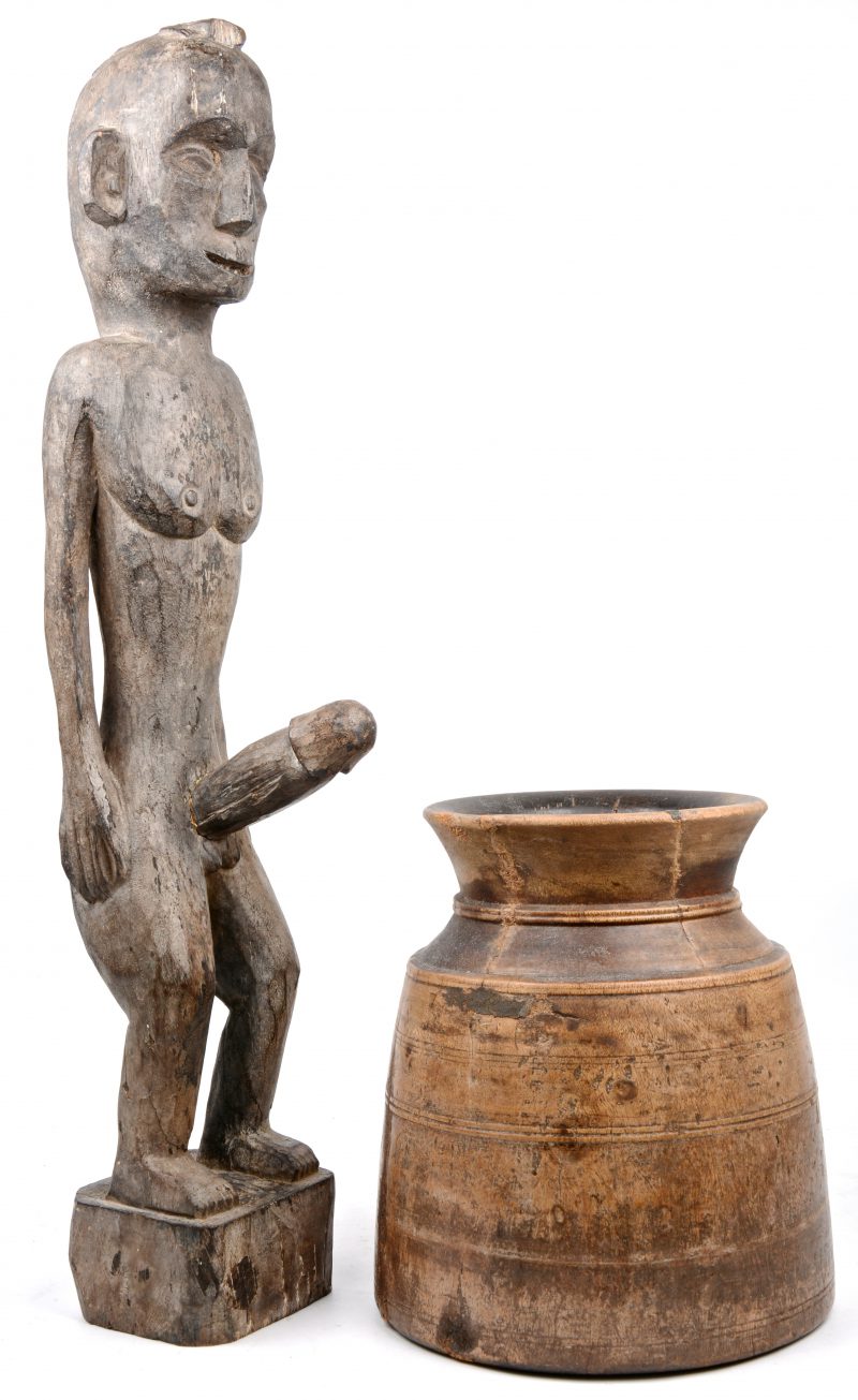 Een Afrikaans houten vruchtbaarheidsbeeld en een waterkruik.