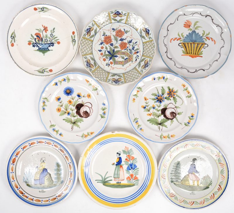 Een lot van acht aardewerken borden met handgeschilderde decors. Voornamelijk Quimper