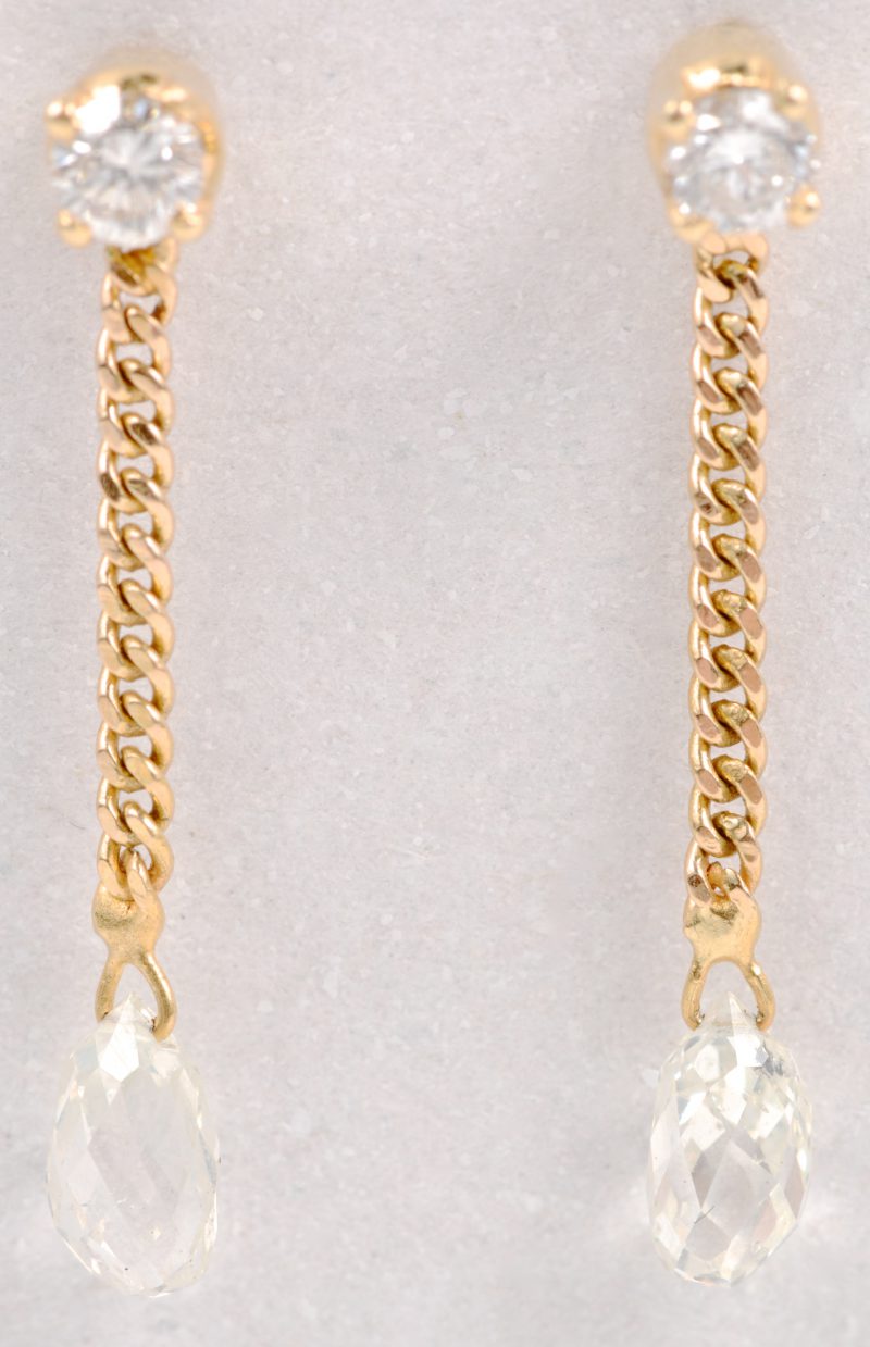 Een paar 18 karaats wit gouden oorbellen bezet met in briolette geslepen diamanten met een gezamenlijk gewicht van ± 0,70 ct. GH.SI.
