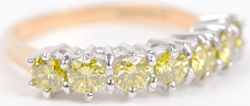 Een 18 karaats wit en geel gouden ring bezet met gele diamanten met een gezamenlijk gewicht van ± 1,05 ct. VS.