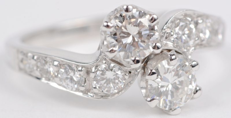 Een platina ring bezet met diamanten met een gezamenlijk gewicht van ± 0,95 ct. VVS en VS.