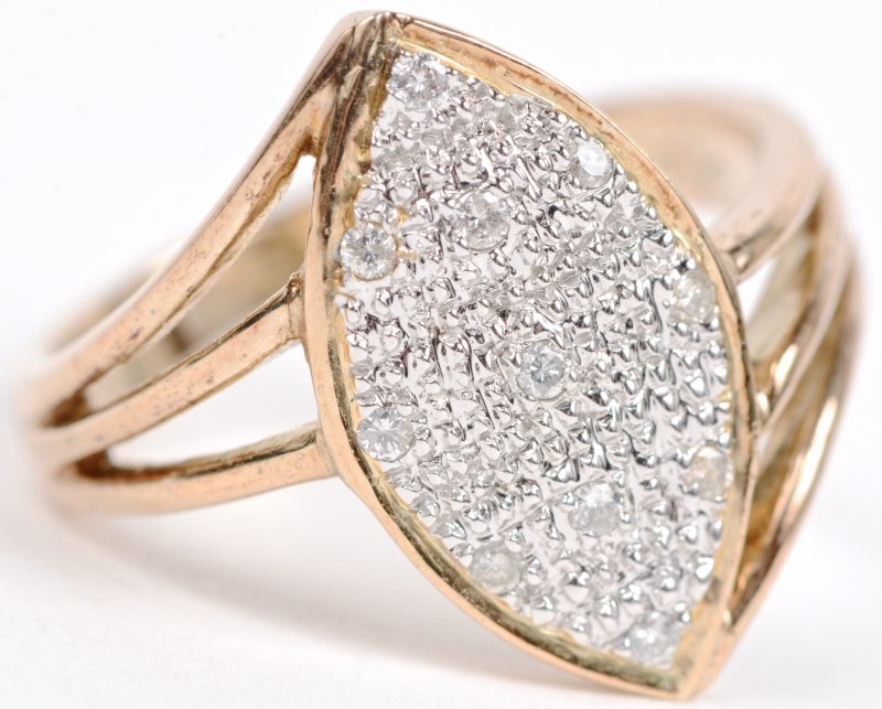 Een 14 karaats wit en geel gouden ring bezet met diamanten met een gezamenlijk gewicht van ± 0,10 ct.