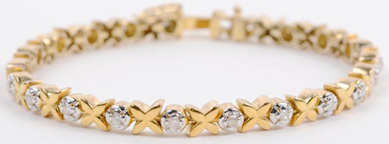 Een 14 karaats wit en geel gouden armband bezet met diamanten met een gezamenlijk gewicht van ± 0,58 ct. GH.