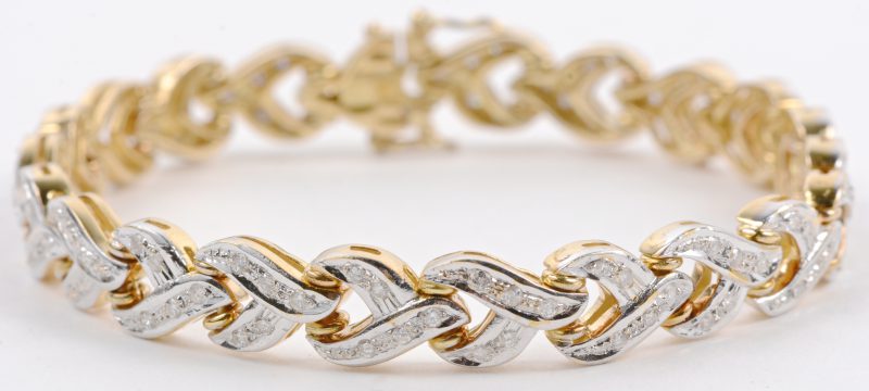 Een 14 karaats wit en geel gouden armband bezet met diamanten met een gezamenlijk gewicht van ± 1,10 ct. GH.