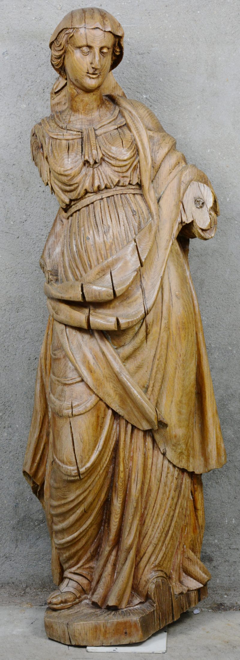 “Madonna”. Een gebeeldhouwd houten beeld. Begin XVIIe eeuw.