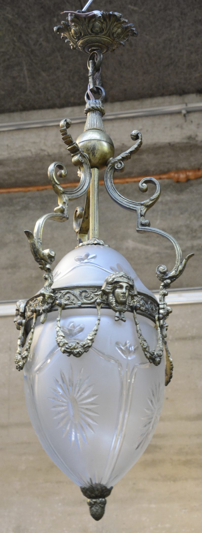 Vergulde koperen hall-lantaarn met geslepen glazen coupe.