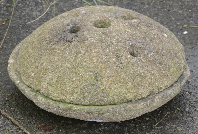 Een antieke stenen graanmolen.