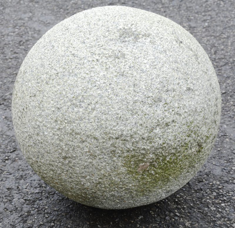 Een granieten bal.