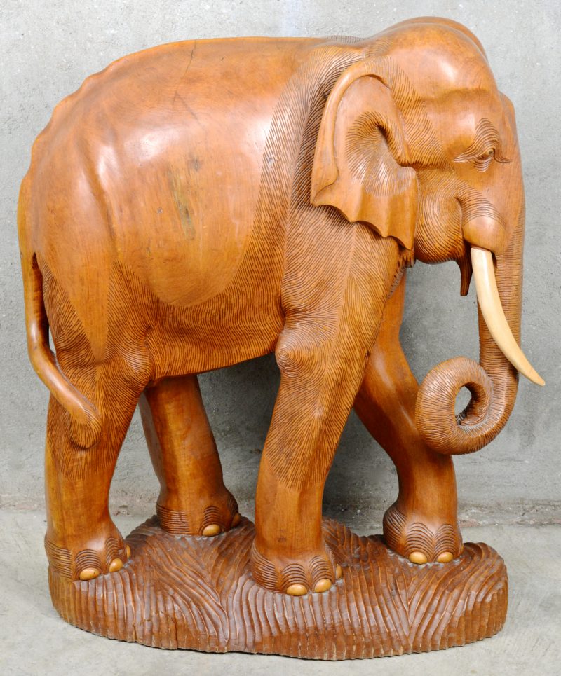 Een gebeeldhouwde hardhouten olifant.
