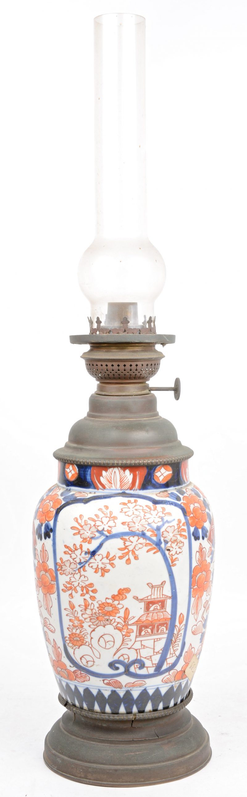 Een olielamp van Imari porselein en koper. Met lampglas. Omstreeks 1900.
