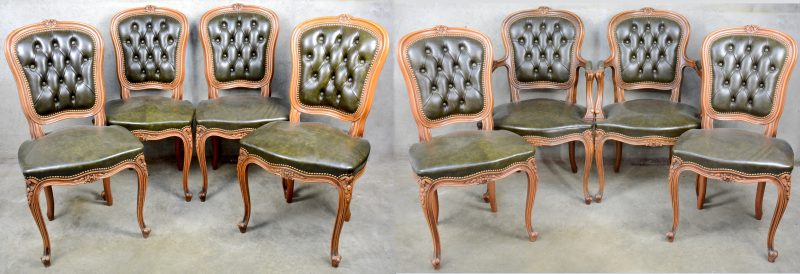 Een reeks van acht gebeeldhouwd notenhouten stoelen in Lodewijk XV-stijl, waarbij twee armstoelen.