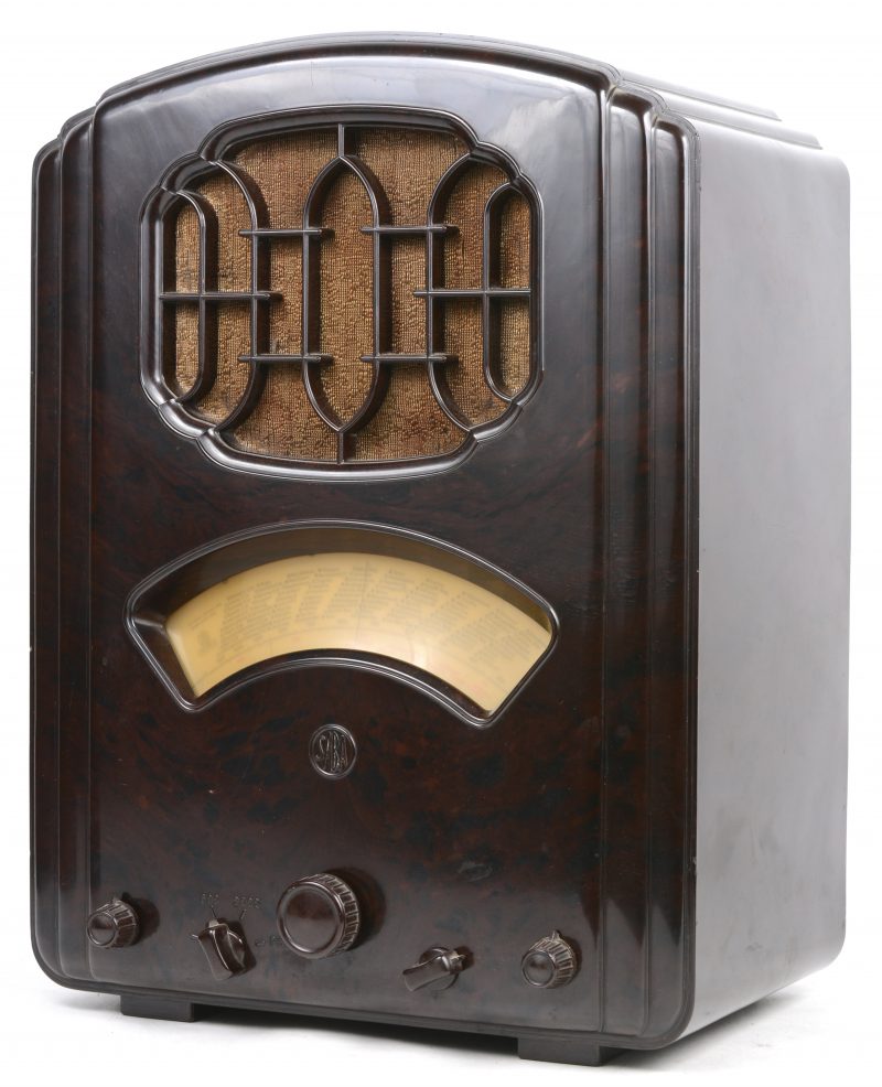 Een oude radio in bakelieten kast. Type 311WL. Duitsland, 1930.