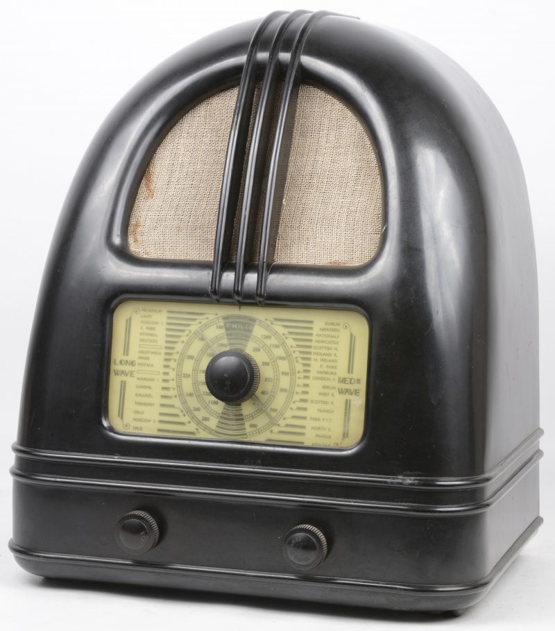 Een superheterodyne radio in bakelieten kast. Type 444. Bouwjaar 1936.