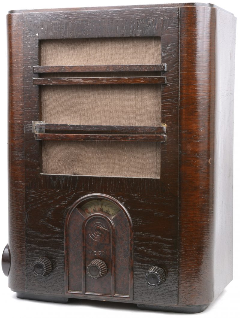 Een radio in houten kast. Type VE301W. Bouwjaar 1940.