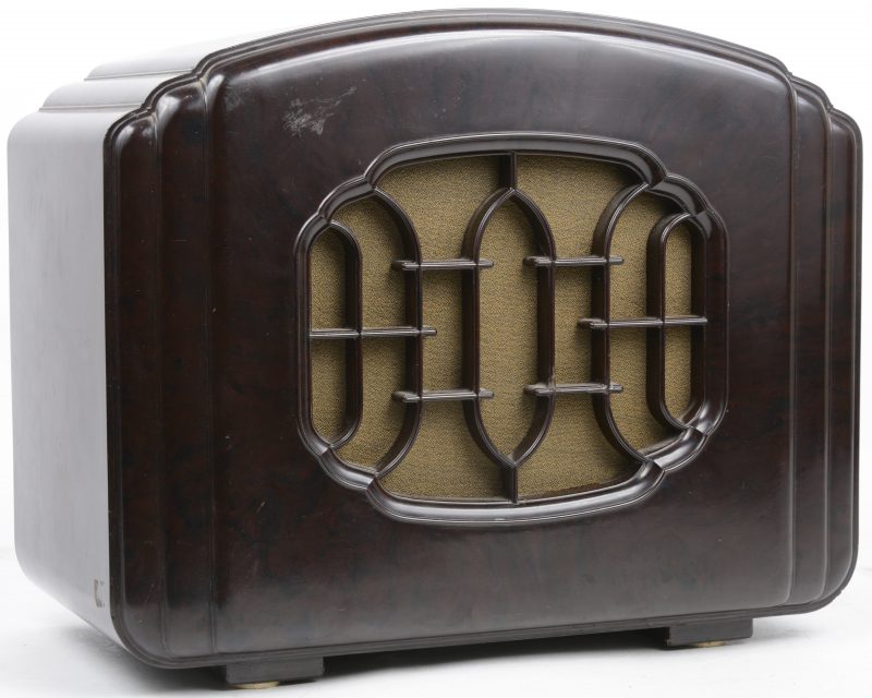 Een oude radio met bakelieten kast. Type DWP 20. Bouwjaar 1933.