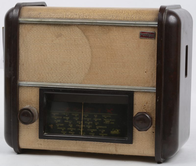 Een oude radio in kunststoffen kast.