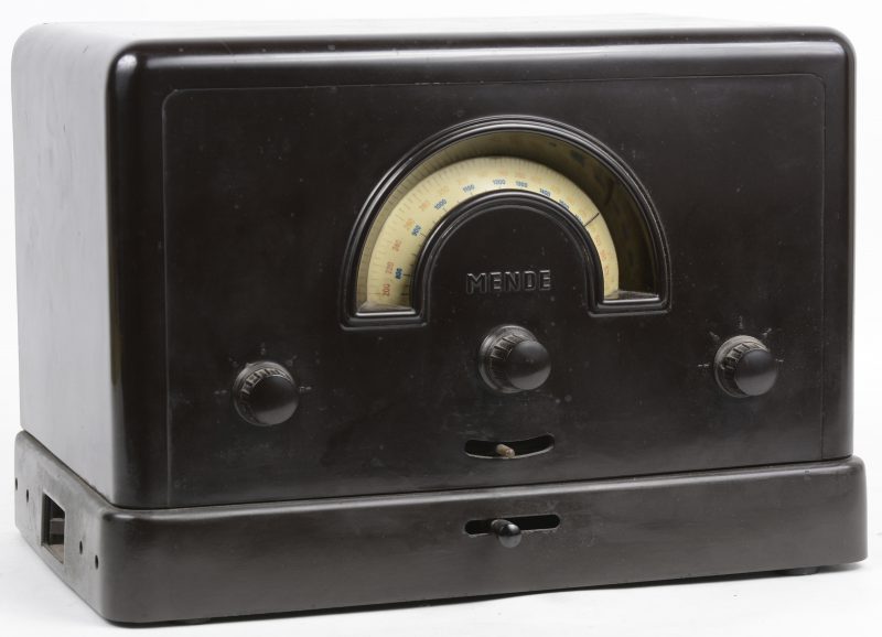 Een oude radio in bakelieten kast. Type 169W. Bouwjaar 1931.