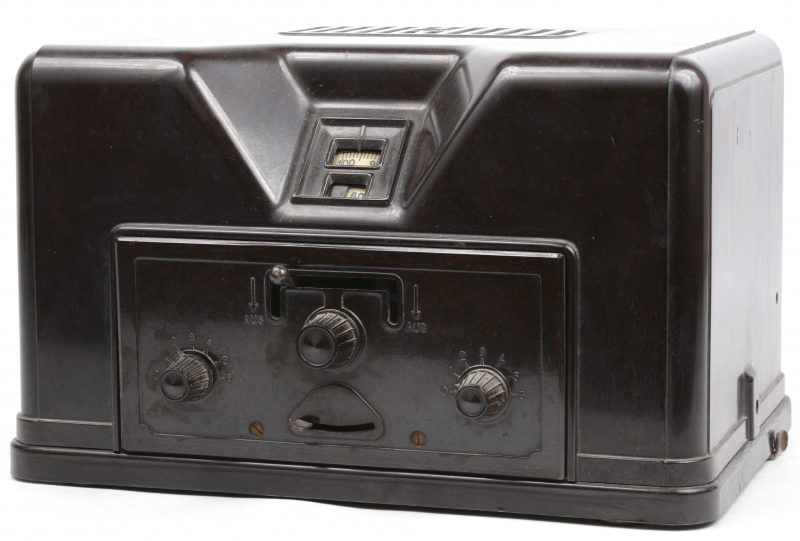 Een oude radio in bakelieten kast. Type S35W. bouwjaar 1932.