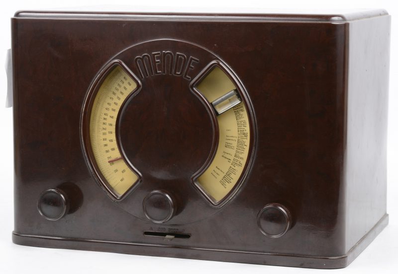 Een oude radio in bakelieten kast. Wisselstroom. Type 138W. Bouwjaar 1932.