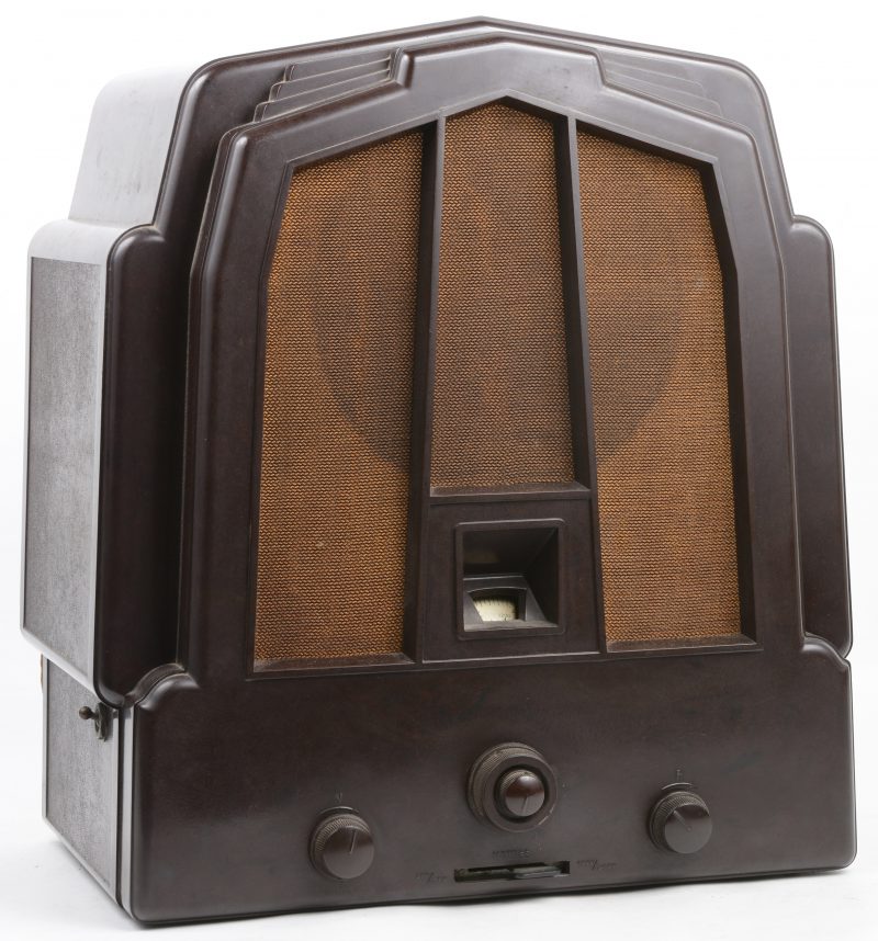 Een oude radio in bakelieten kast. Type M23. Bouwjaar 1932.