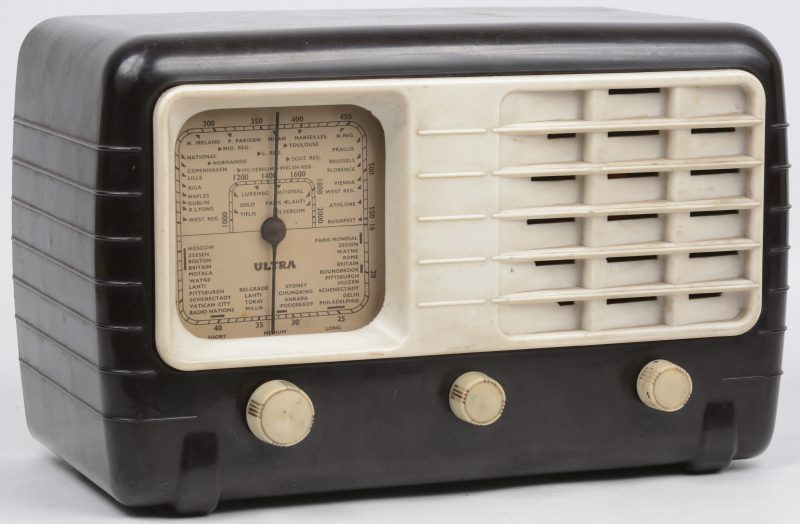 Een oude radio in kunststof kast. Wisselstroom. Type ET4011. Bouwjaar 1948.