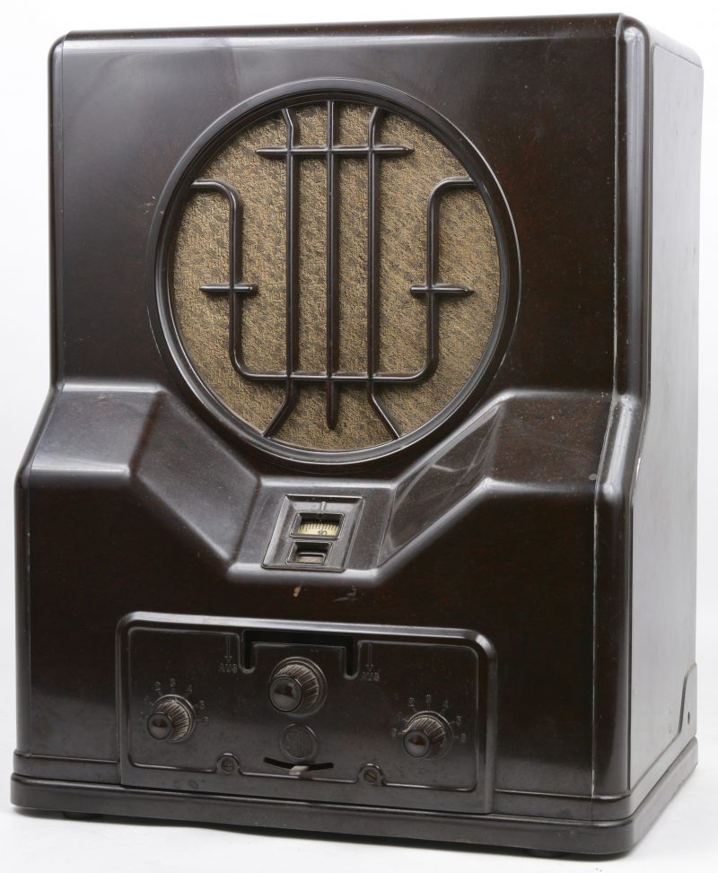 Een oude radio in bakelieten kast. Type 31W. Wisselstroom. Bouwjaar 1931.