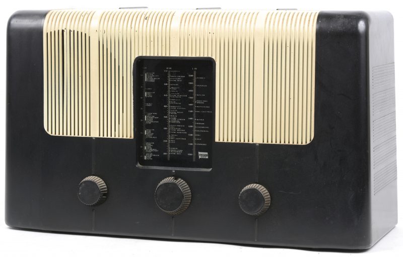 Een oude radio in bakelieten kast. Type U102. Bouwjaar 1946.