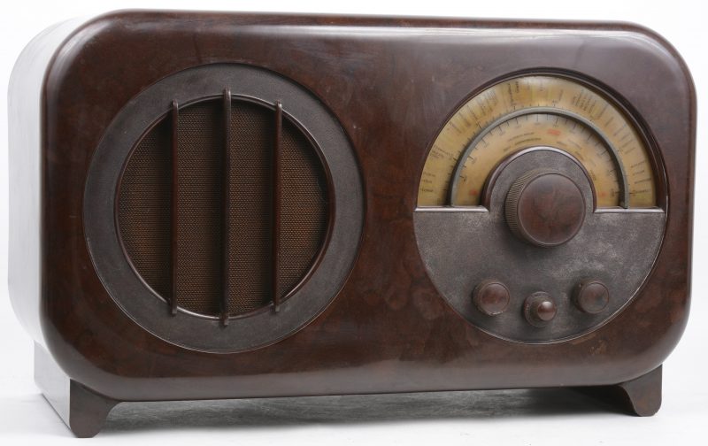 Een oude radio in bakelieten kast. Type AC85. Bouwjaar 1934.