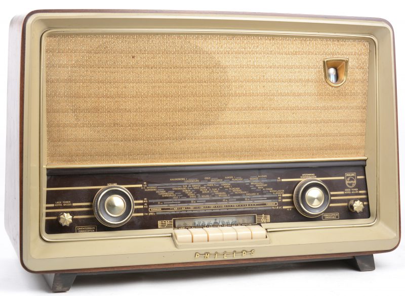 Een oude radio in houten kast. Type B5X72A. Bouwjaar 1957.