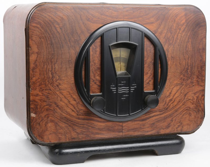 Een oude radio in houten kast. Type 620A. Bouwjaar 1932.