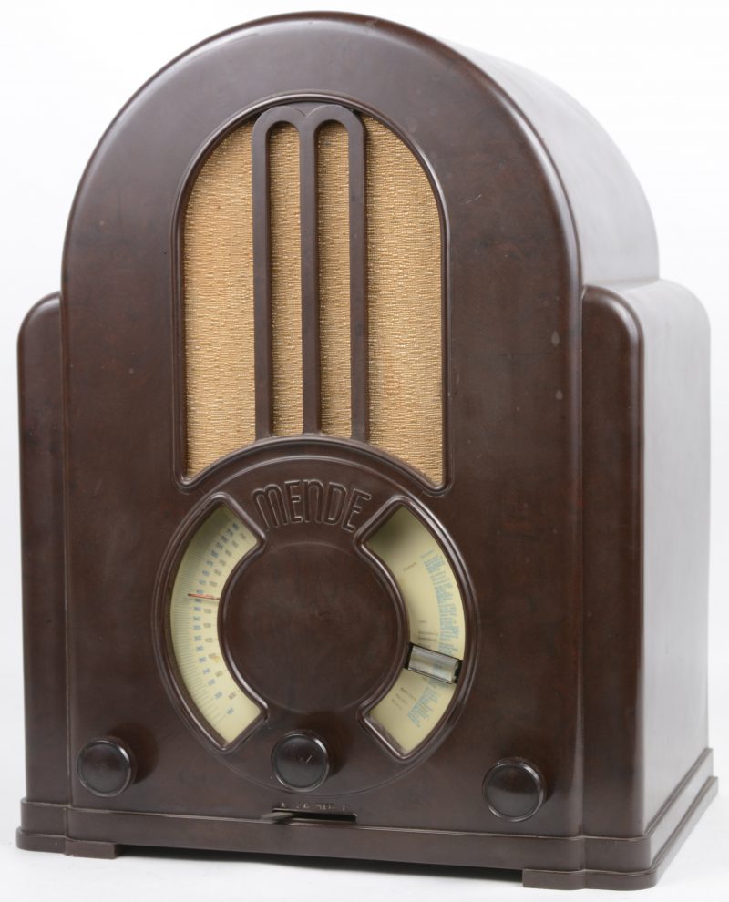 Een radio in bakelieten kast. Type 180W. Bouwjaar 1932.