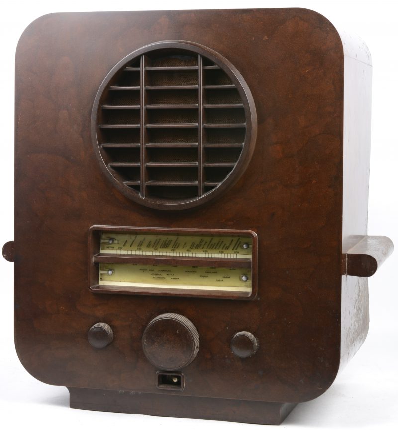 Een oude radio in bakelieten kast. Type AC74. Bouwjaar 1933.