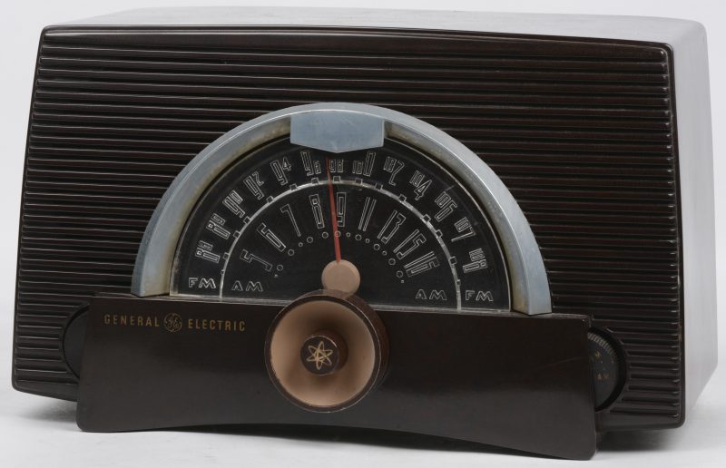 Een oude kunststof radio. Jaren ‘50.