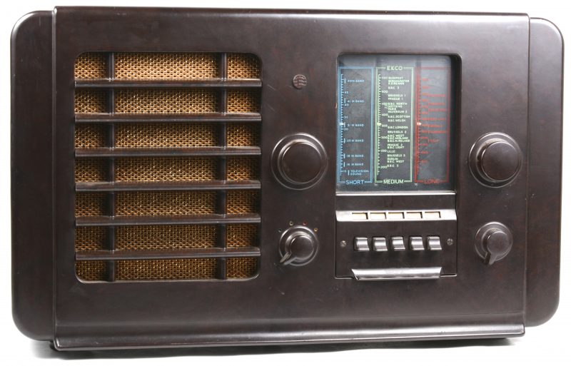 Een oude universele radio met preselecties. Type U49. Bouwjaar 1947