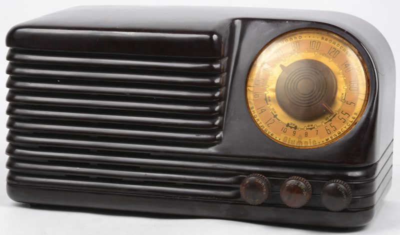 Een oude bakelieten radio. Type 9-435W. Bouwjaar 1953.