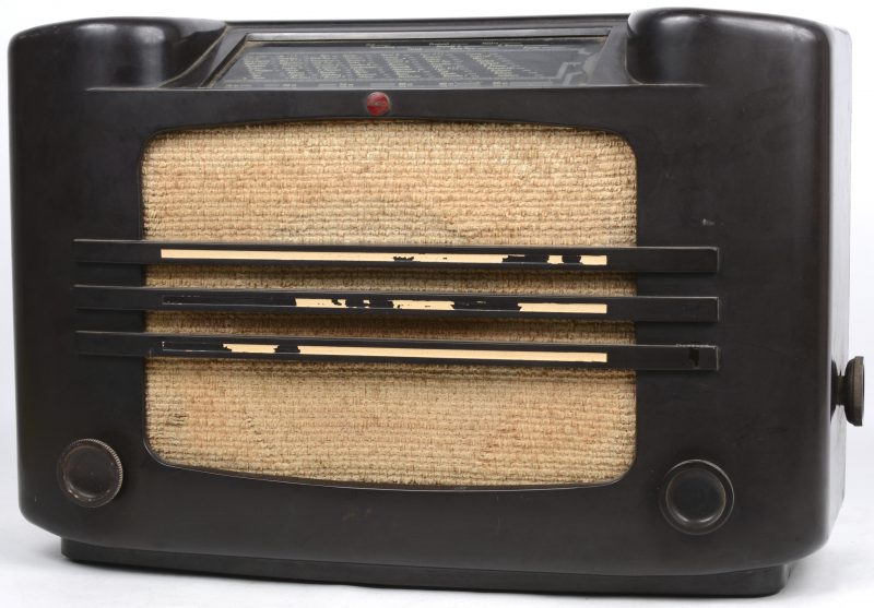 Een oude bakelieten radio. Type 461A. Bouwjaar 1937.