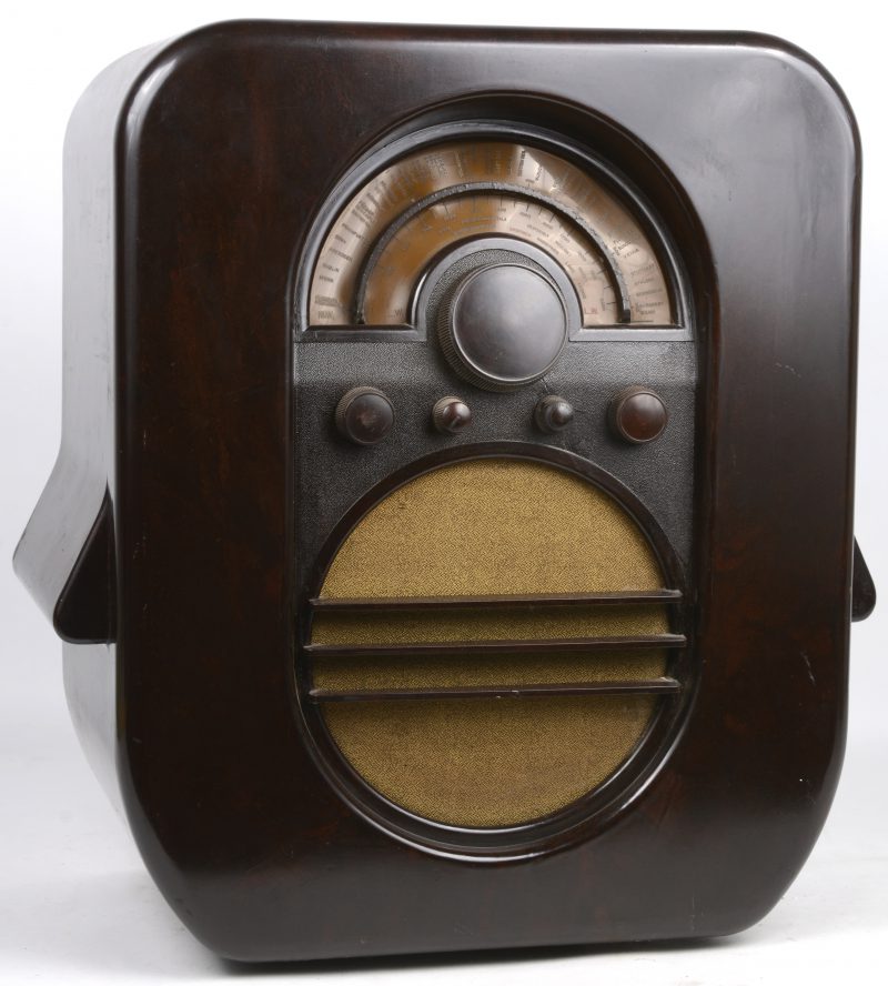 Een oude bakelieten radio. Type Act 96. Bouwjaar 1935.