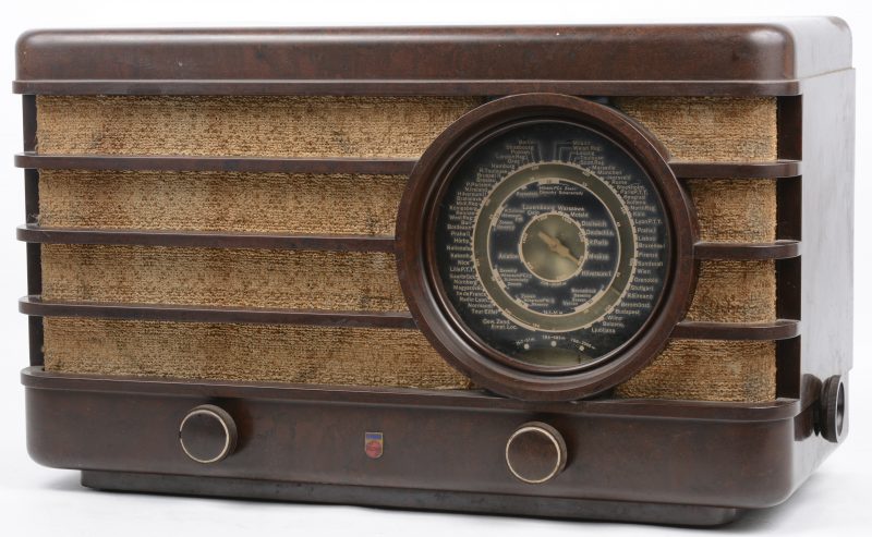 Een oude radio in bakelieten kast. Type 470A. Bouwjaar 1938.