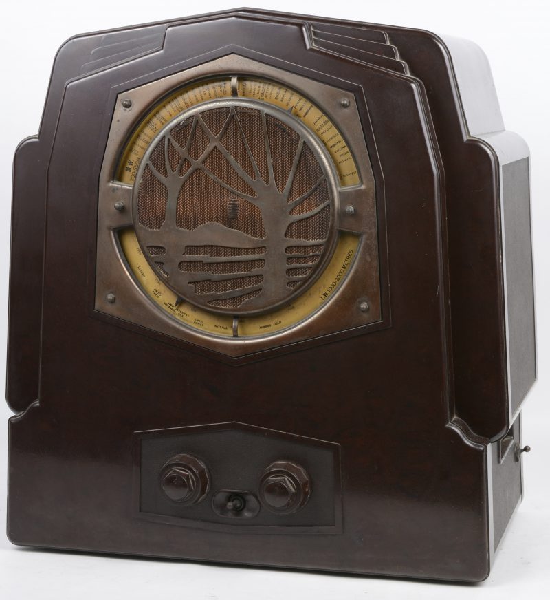 Een oude bakelieten radio. Type SH25. Bouwjaar 1932.