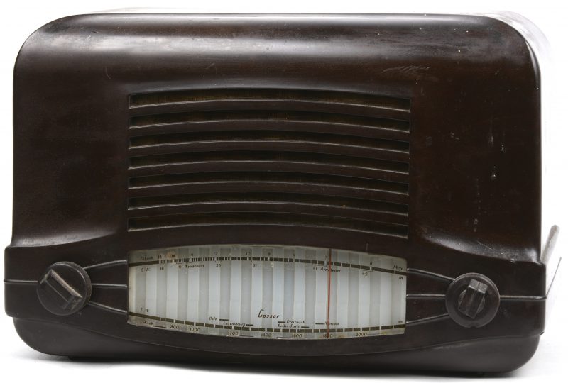 Een oude bakelieten radio. Type 463 AL/E. Bouwjaar 1945.