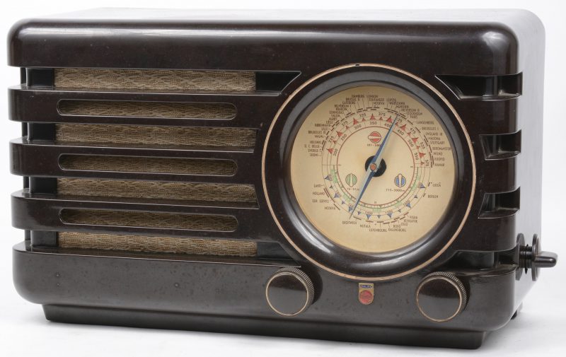 Een oude radio in bakelieten kast. Type BX373A Bouwjaar 1948.
