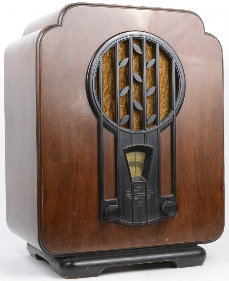 Een oude radio in houten kast.
